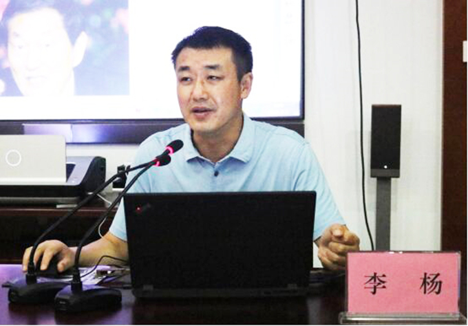 黨委委員、紀(jì)委書記、工會主席李楊對新員工進(jìn)行廉潔從業(yè)教育